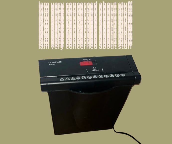 Im Bild ist mein Shredder zu sehen – darüber erscheint der wiederholt aufeinander folgende Schriftzug "i am very concerned about stuff". Die Ästhetik soll einem A4-Blatt Papier ähneln