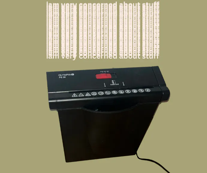 Im Bild ist mein Shredder zu sehen – darüber erscheint der wiederholt aufeinander folgende Schriftzug "i am very concerned about stuff". Die Ästhetik soll einem A4-Blatt Papier ähneln
