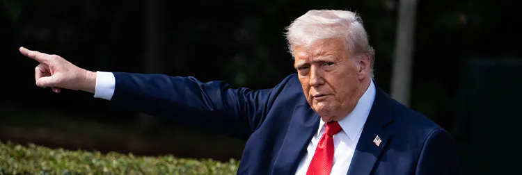 Donald Trump mit ausgestrecktem Arm.