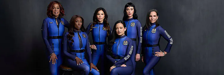 Katy Perry, Lauren Sánchez und vier unbekannte Frauen in blauen Raumanzügen.