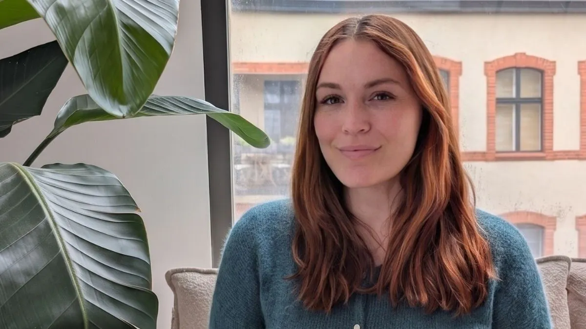 Das Bild zeigt Carolin Gaide, Mit-Organisatorin des Berliner Offline Clubs. Das ist eine Initiative, die Räume schafft, in denen sich Menschen ohne Smartphones begegnen. Im Podcastinterview erzählt sie von dieser Arbeit.