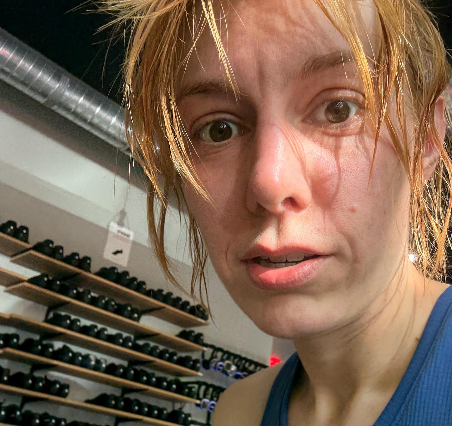 Verschwitztes Selfie mit geschocktem Blick nach meinem ersten Spinning-Kurs