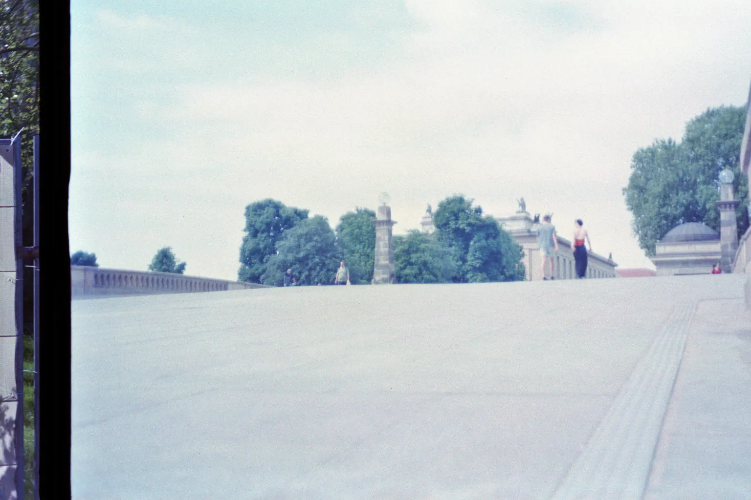 Sommerzwielicht, die Friedrichsbrücke auf dem Weg zur Museumsinsel, in der Ferne ein Pärchen, verwackelt.