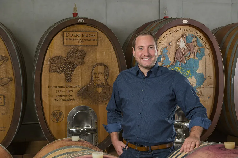 Simon Bachmann steht im Weinkeller des Staatsweinguts Weinsberg