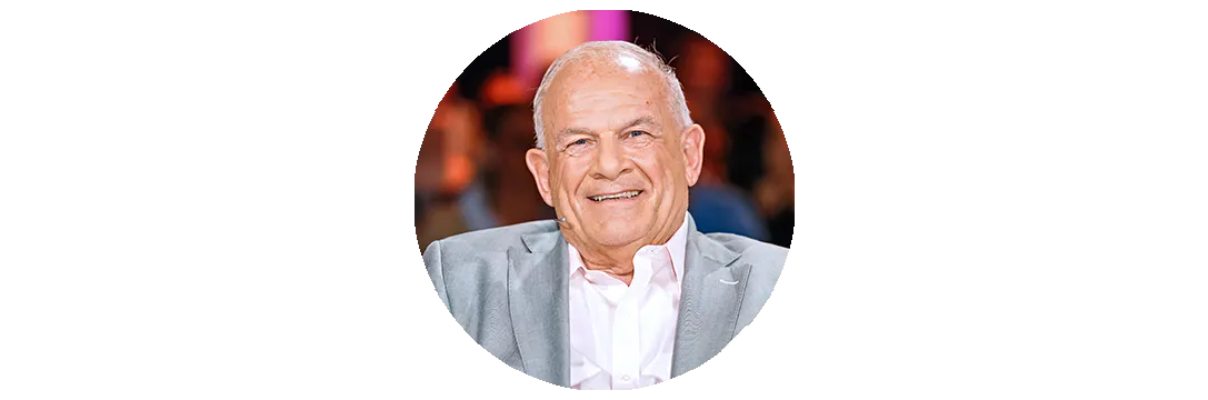 Peter Hahne, der einen Anzug trägt, lächelt und nach Suppe riecht.