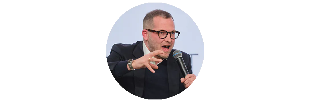 Julian Reichelt formt seine Hand zu einer Art Kralle und spricht in ein Mikrofon.