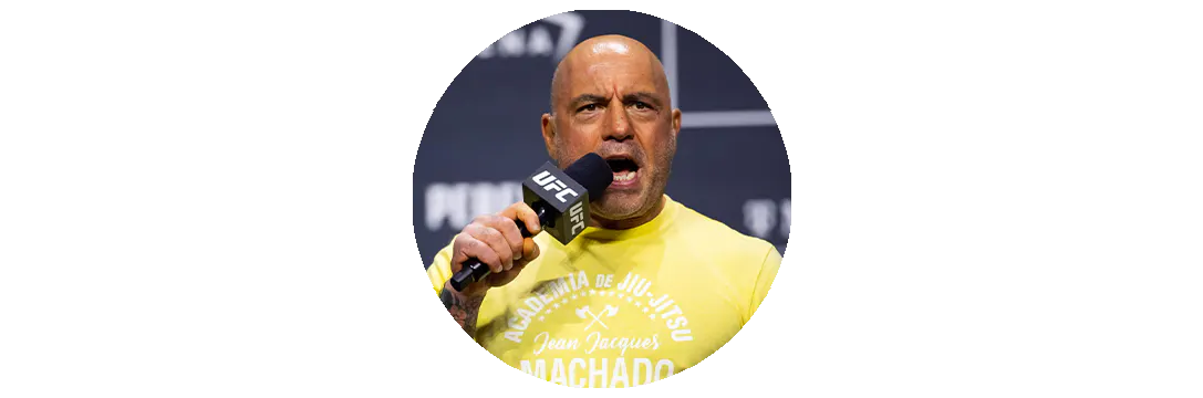 Joe Rogan spricht, der energisch in ein Mikrofon spricht.