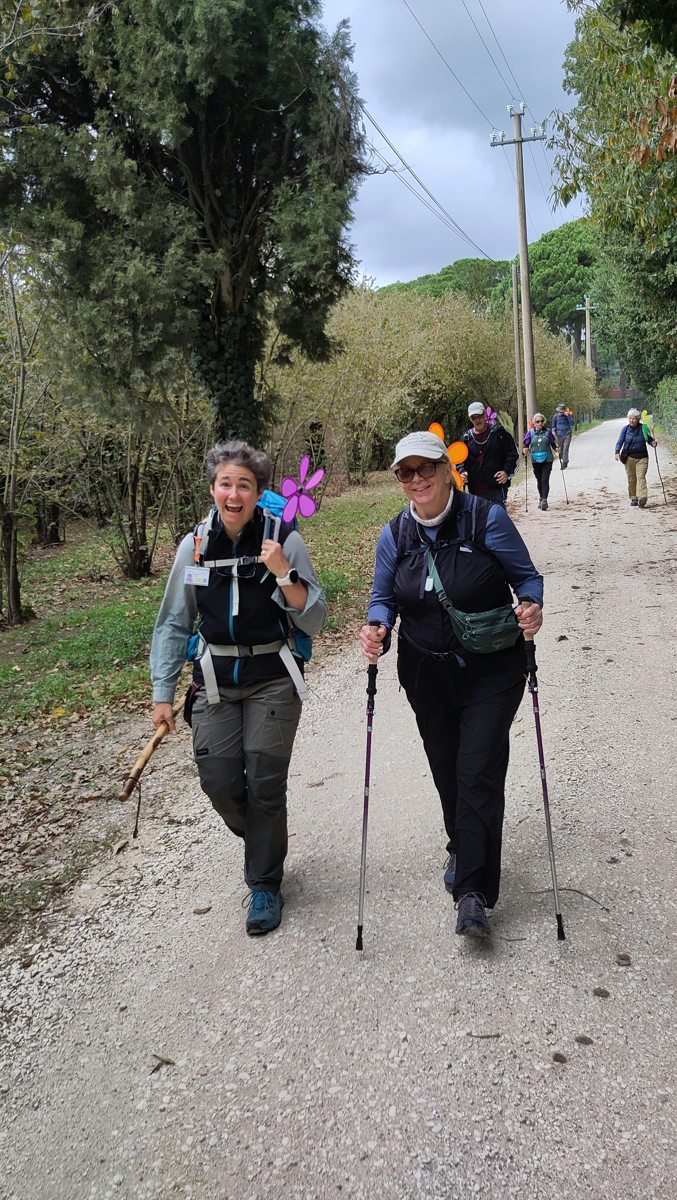 Sara Zanni, guida escursionistica e Eleen Bencivengo del World Up Tour to Rome durante il cammino il secondo giorno tra Vetralla e Capranica