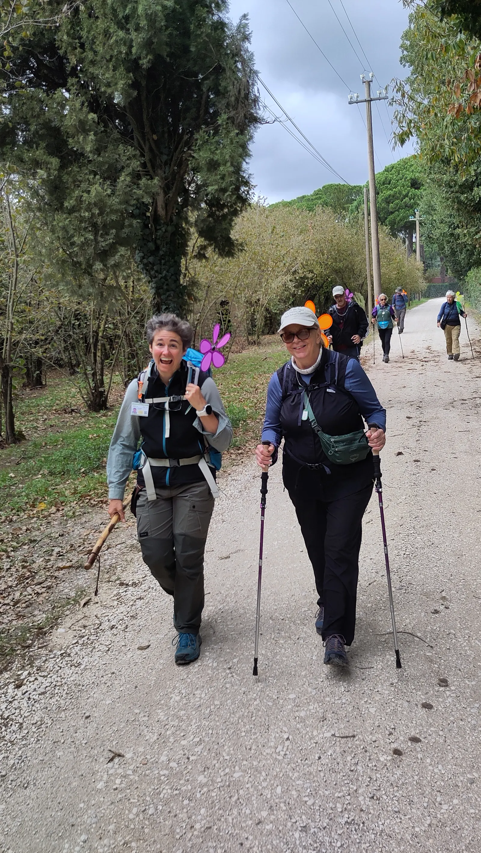 Sara Zanni, guida escursionistica e Eleen Bencivengo del World Up Tour to Rome durante il cammino il secondo giorno tra Vetralla e Capranica