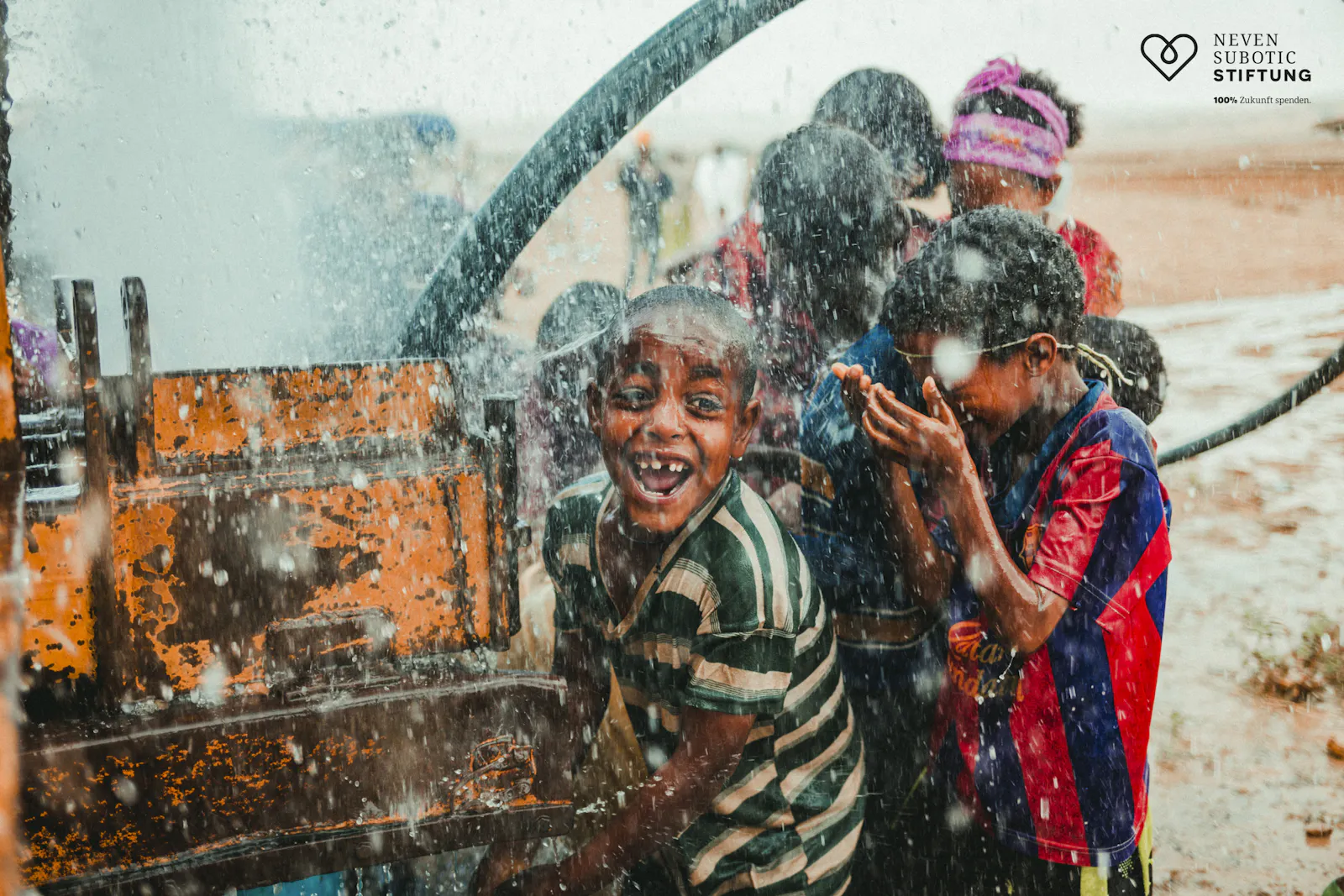 Mehrere Kinder strahlend am Tag der Brunnenbohrung.