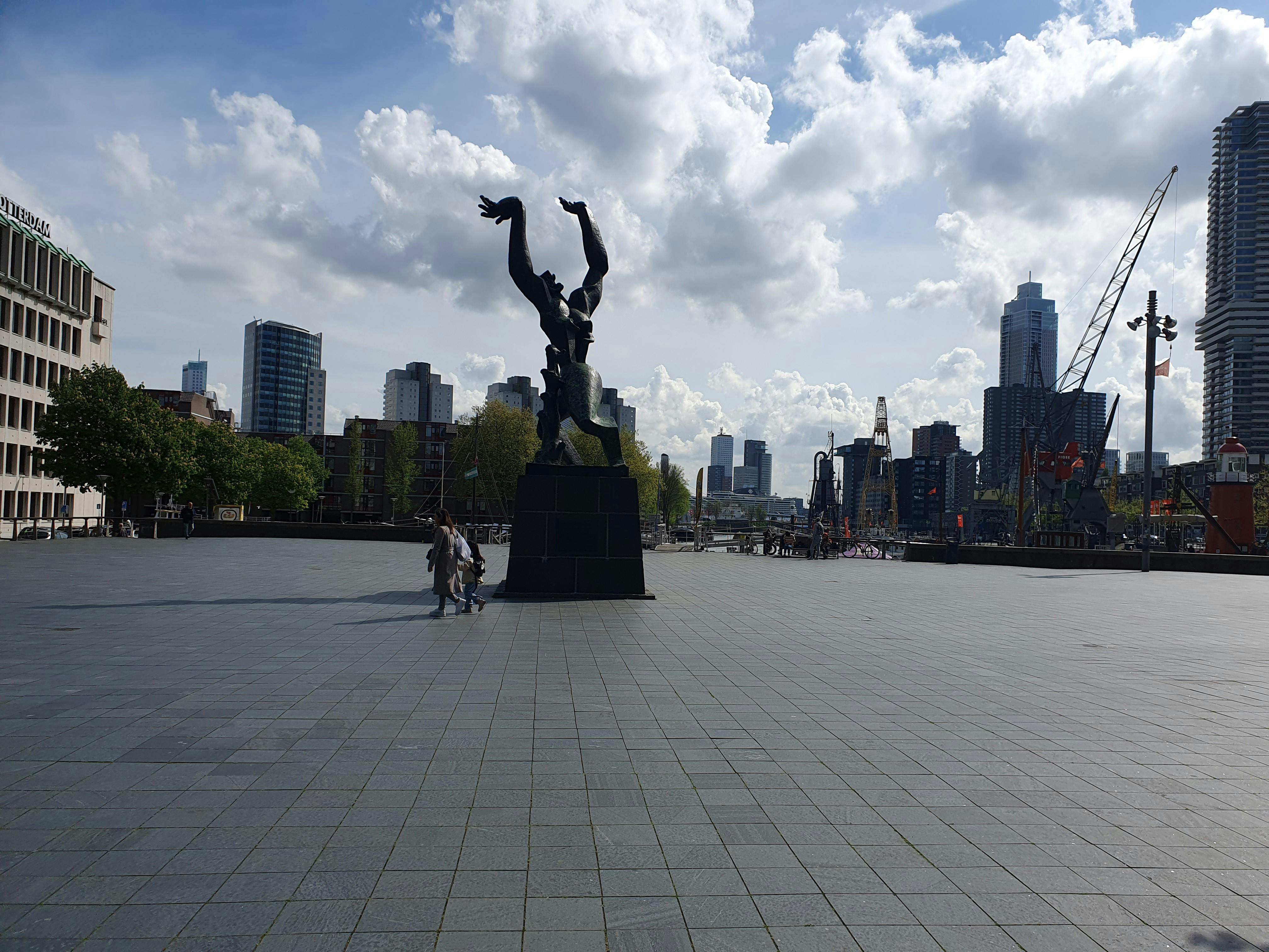Il monumento che ricorda la distruzione di Rotterdam.