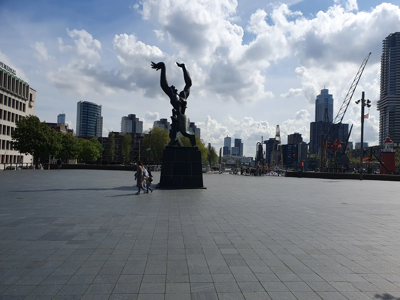 Il monumento che ricorda la distruzione di Rotterdam.