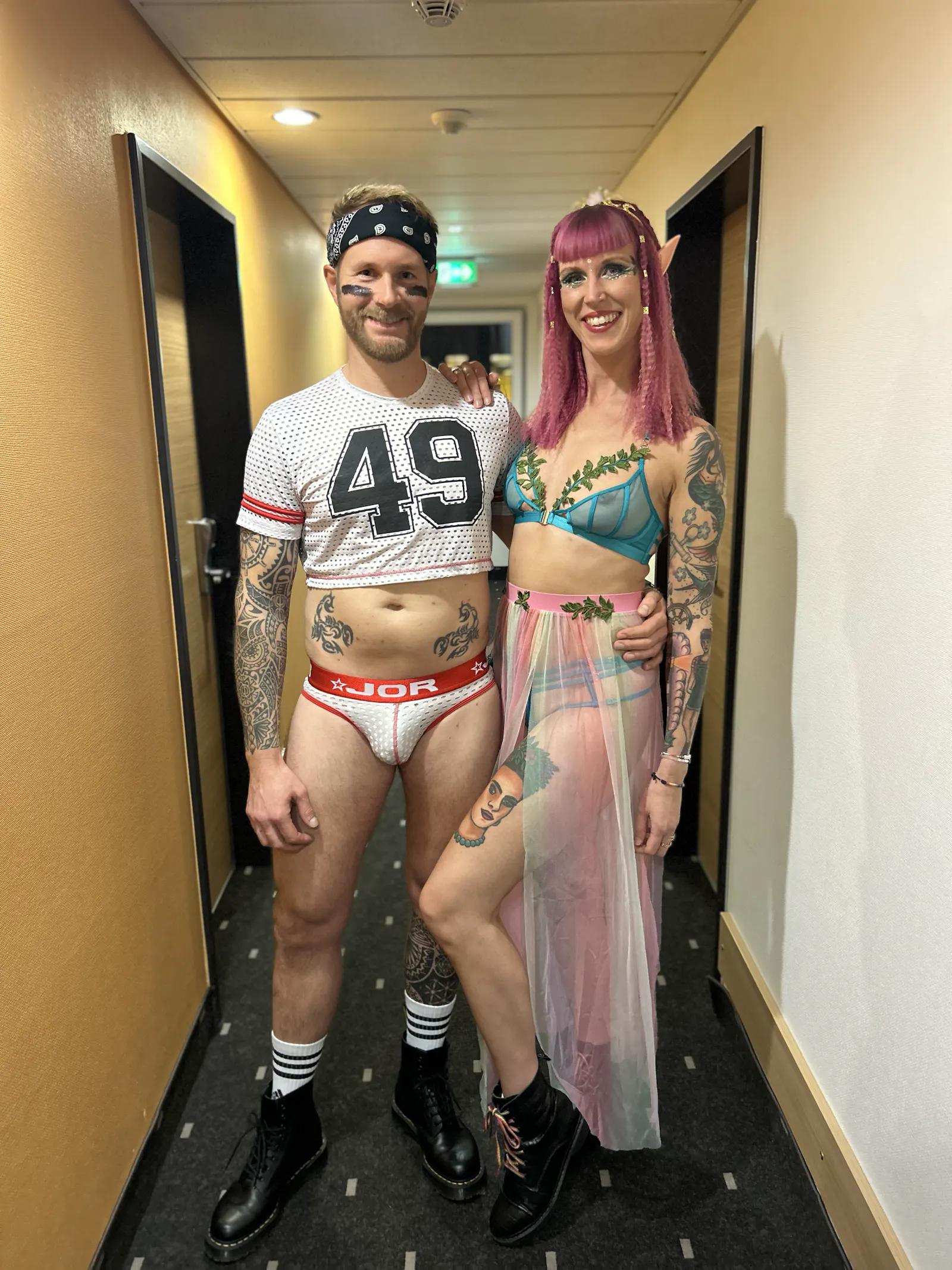 Sarah Blume und ihr Mann Nick in Kinky Outfits, bereit für die Flowers and Bees Party
