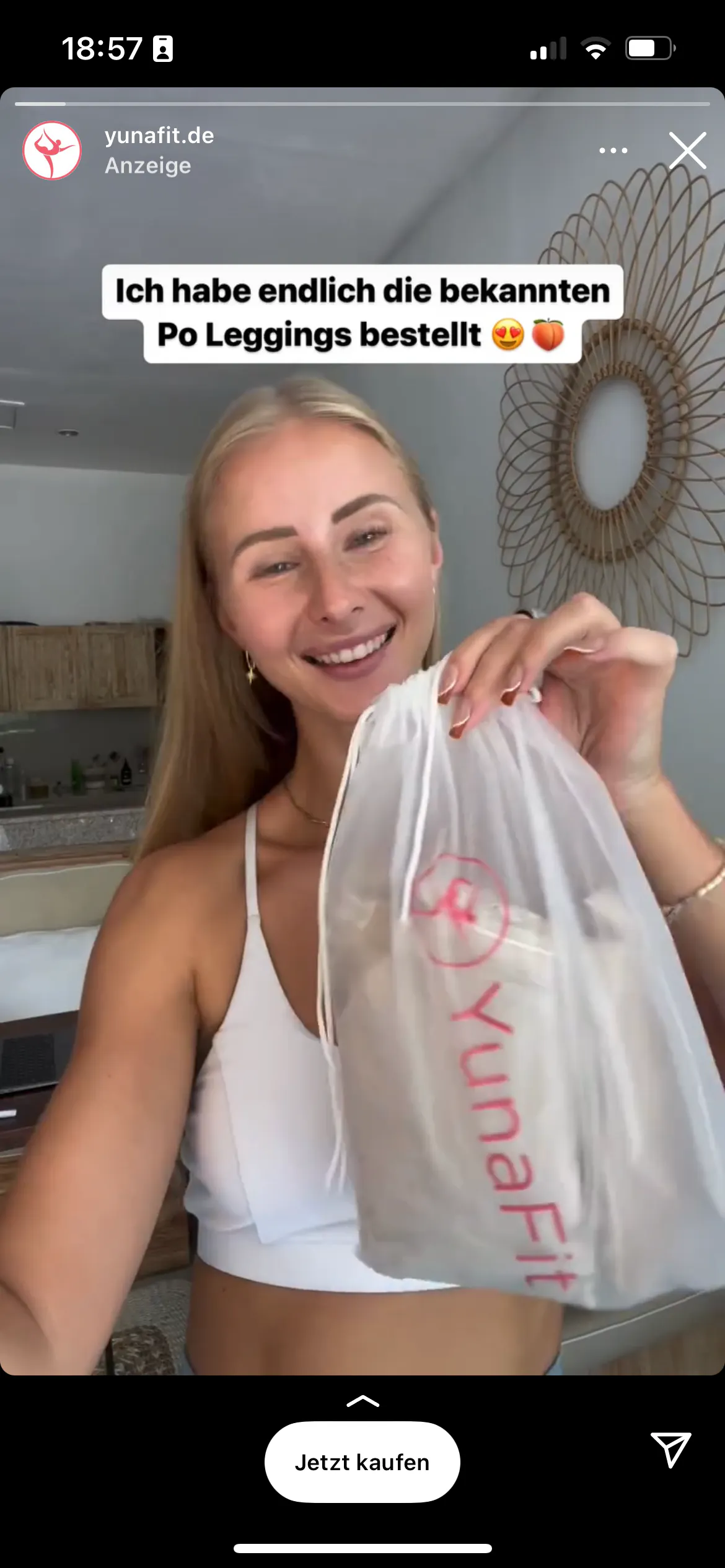 Influencerin hält Tüte hoch, Text: Ich habe endlich die bekannten Po Leggings bestellt
