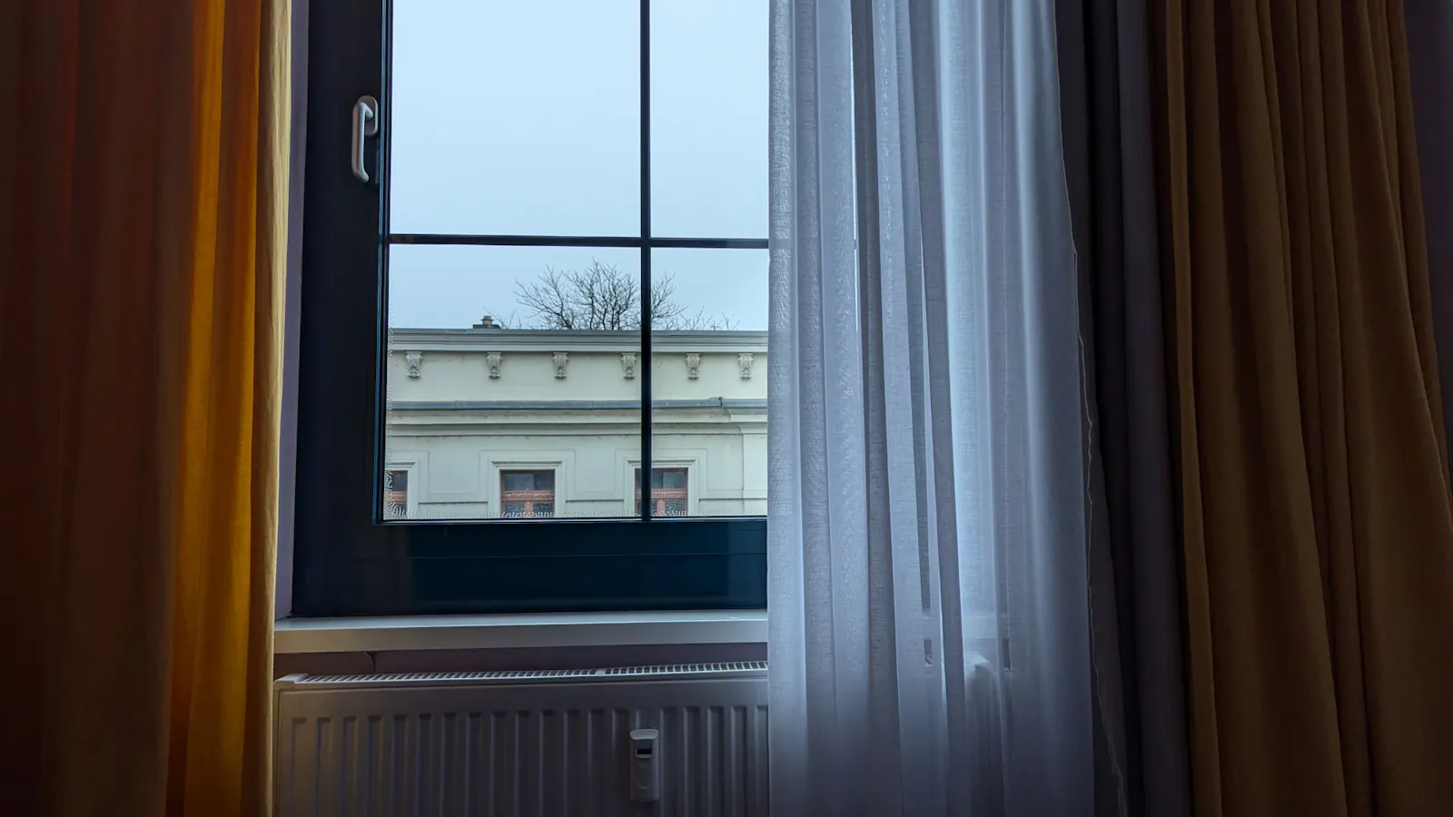 Das Fenster meines Hotelzimmers in Leipzig, in dem ich neue Geschichten geschrieben habe.