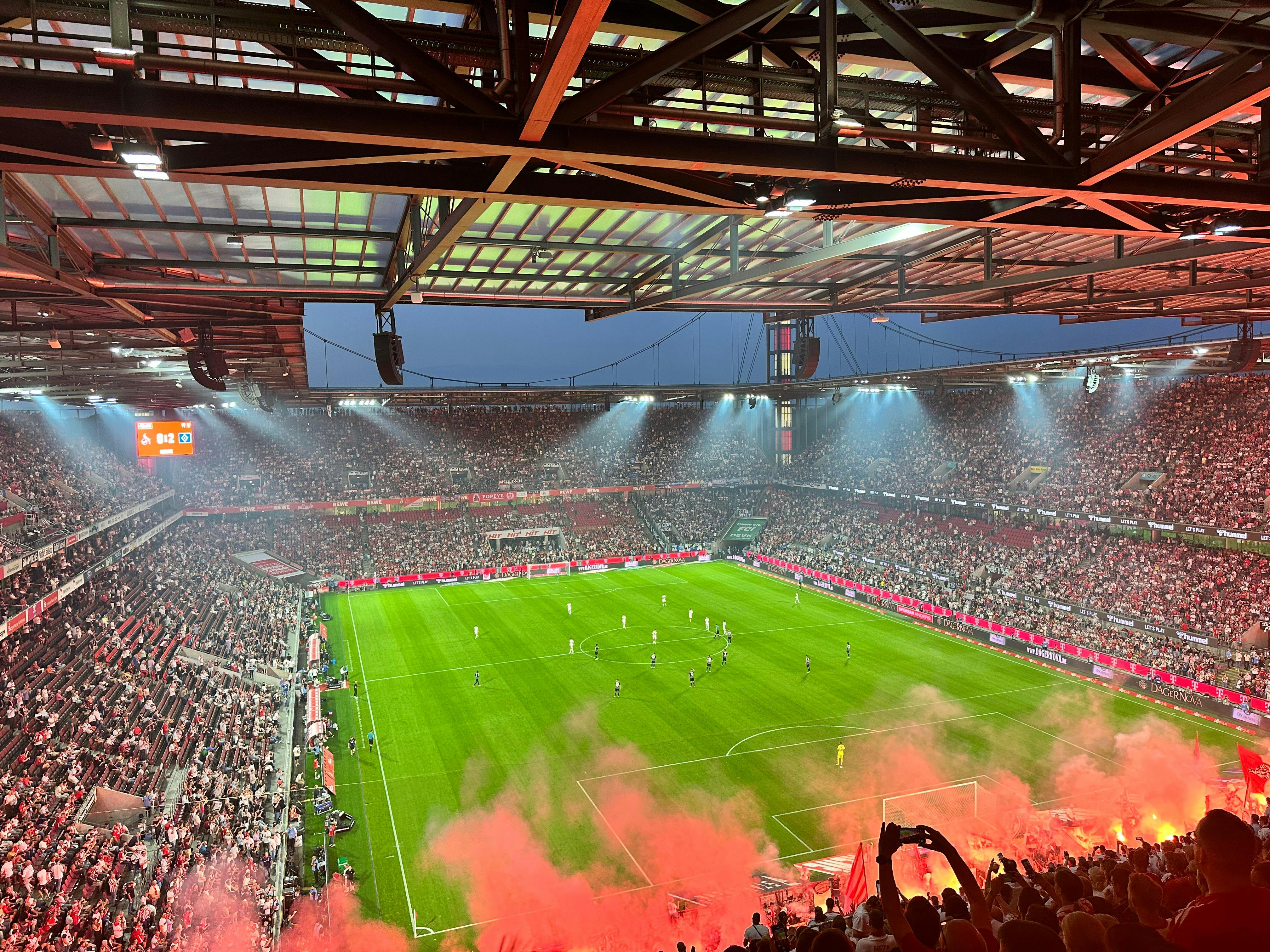 Das Müngersdorfer Stadion bei einem Flutlichtspiel mit Pyro, von der Südtribüne aus fotographiert