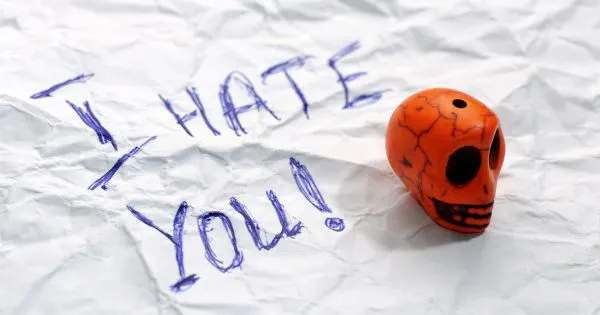 Von Hate Speech zu echten Taten: Wie Online-Hass die reale Welt beeinflusst / Bild: Canva