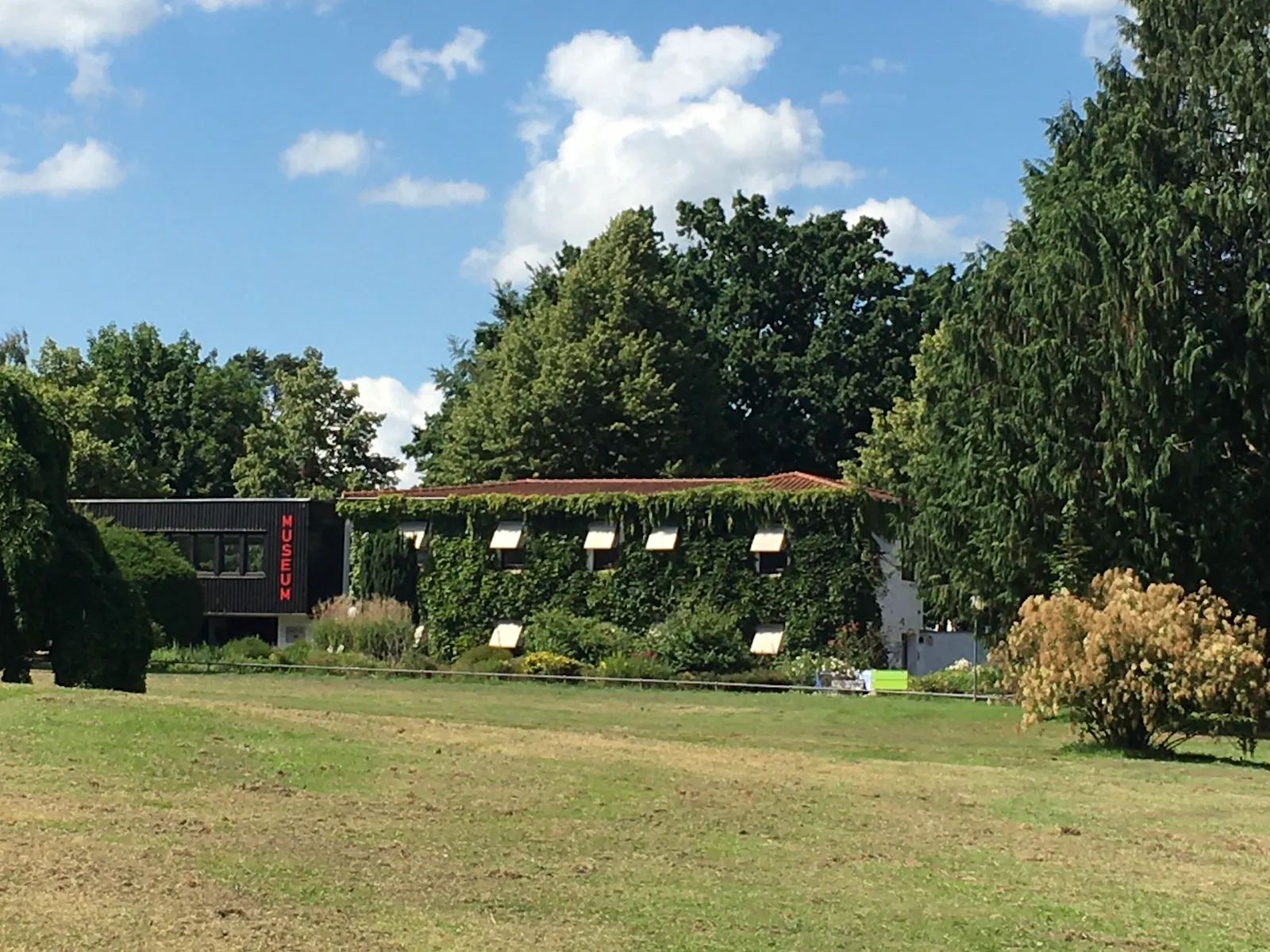 Außensansicht des Eduard Bargheer Museums im Hamburger Jenischpark