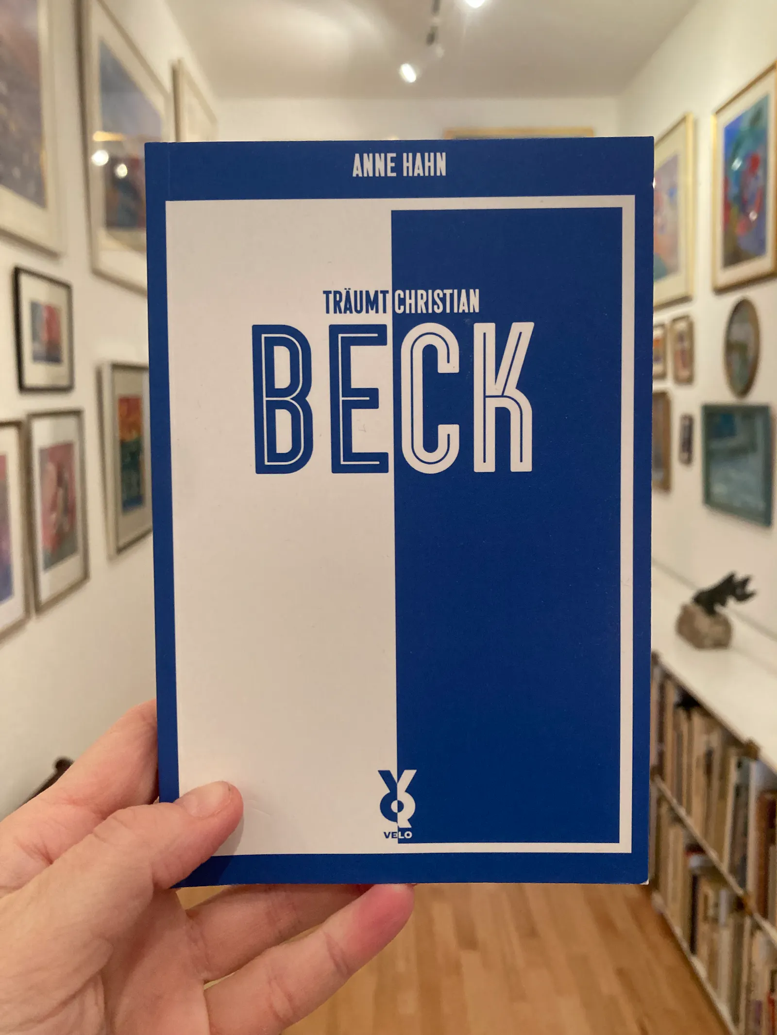 Das Buch "Anne Hahn träumt Christian Beck" in der Galerie.