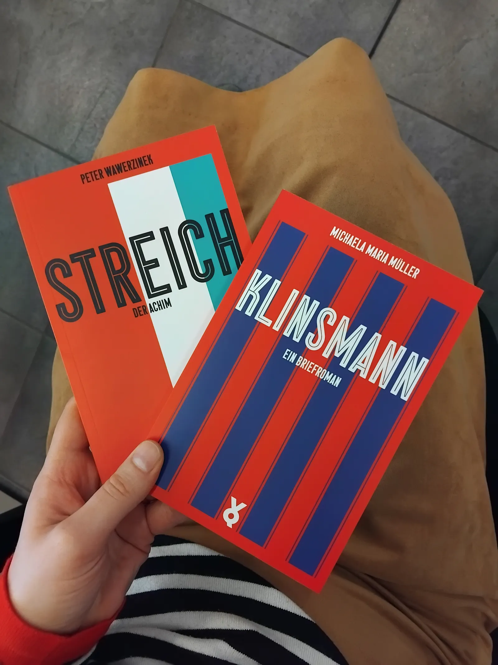 Die ersten Exemplare von Peter Wawerzinek: Streich. Der Achim und Michaela Maria Müller: Klinsmann. Ein Briefroman