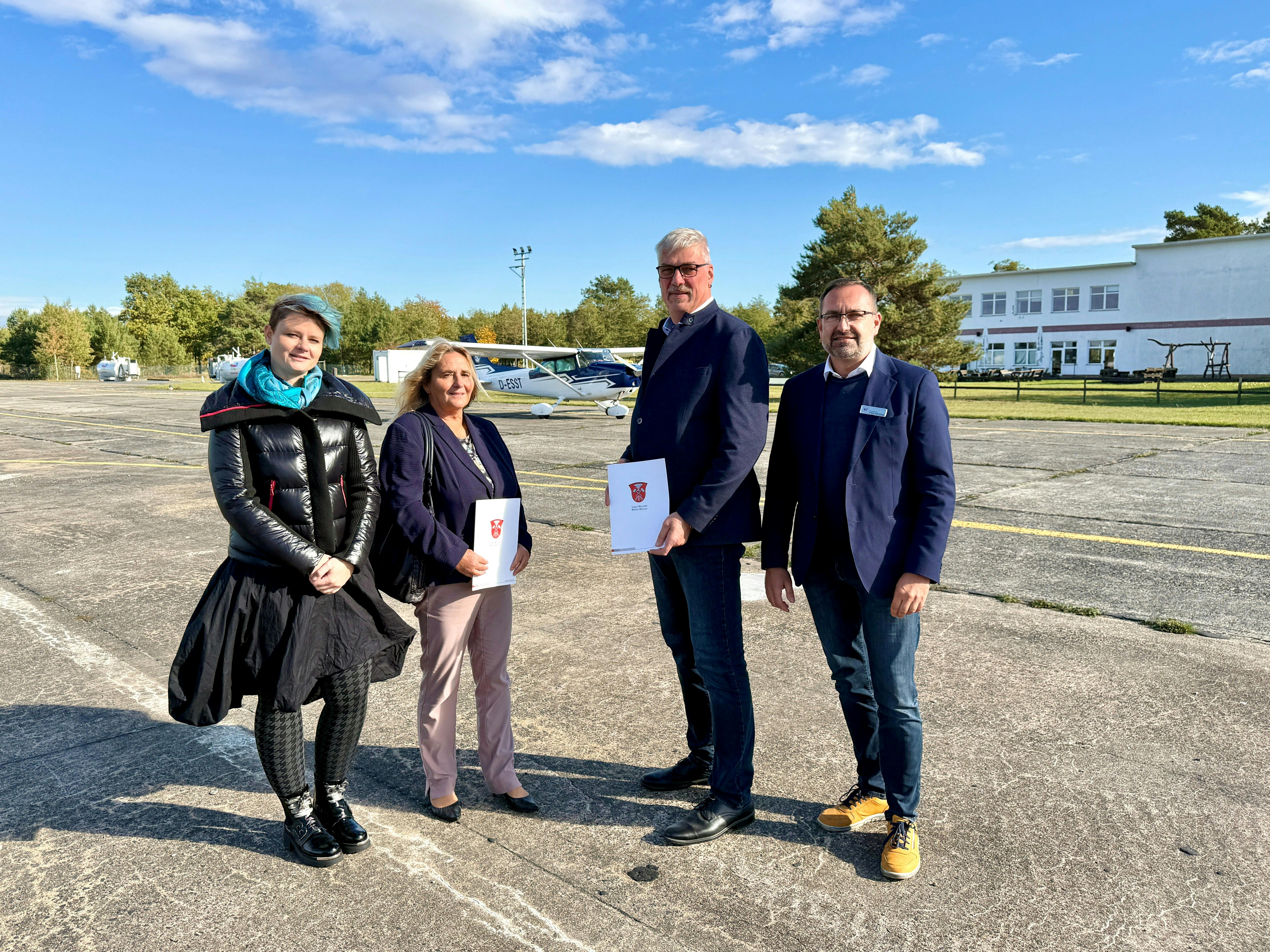 CIT-Projektleiterin Henriette Klimke, Heike Gensing, Bürgermeister Hilmar Mißbach und, Frank Steckling, Geschäftsführer der Flugplatzbetriebsgesellschaft. Foto: Jörg Tudyka