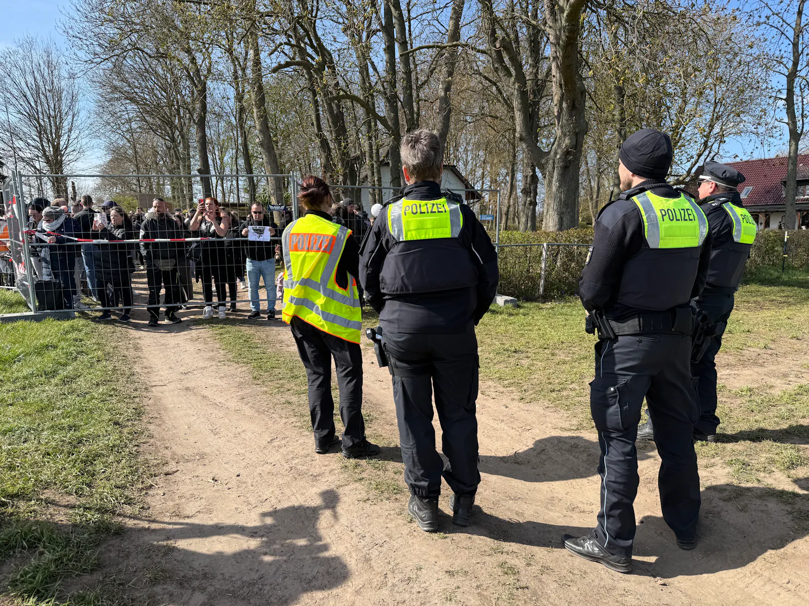 Polizeibeamte an der Absperrung