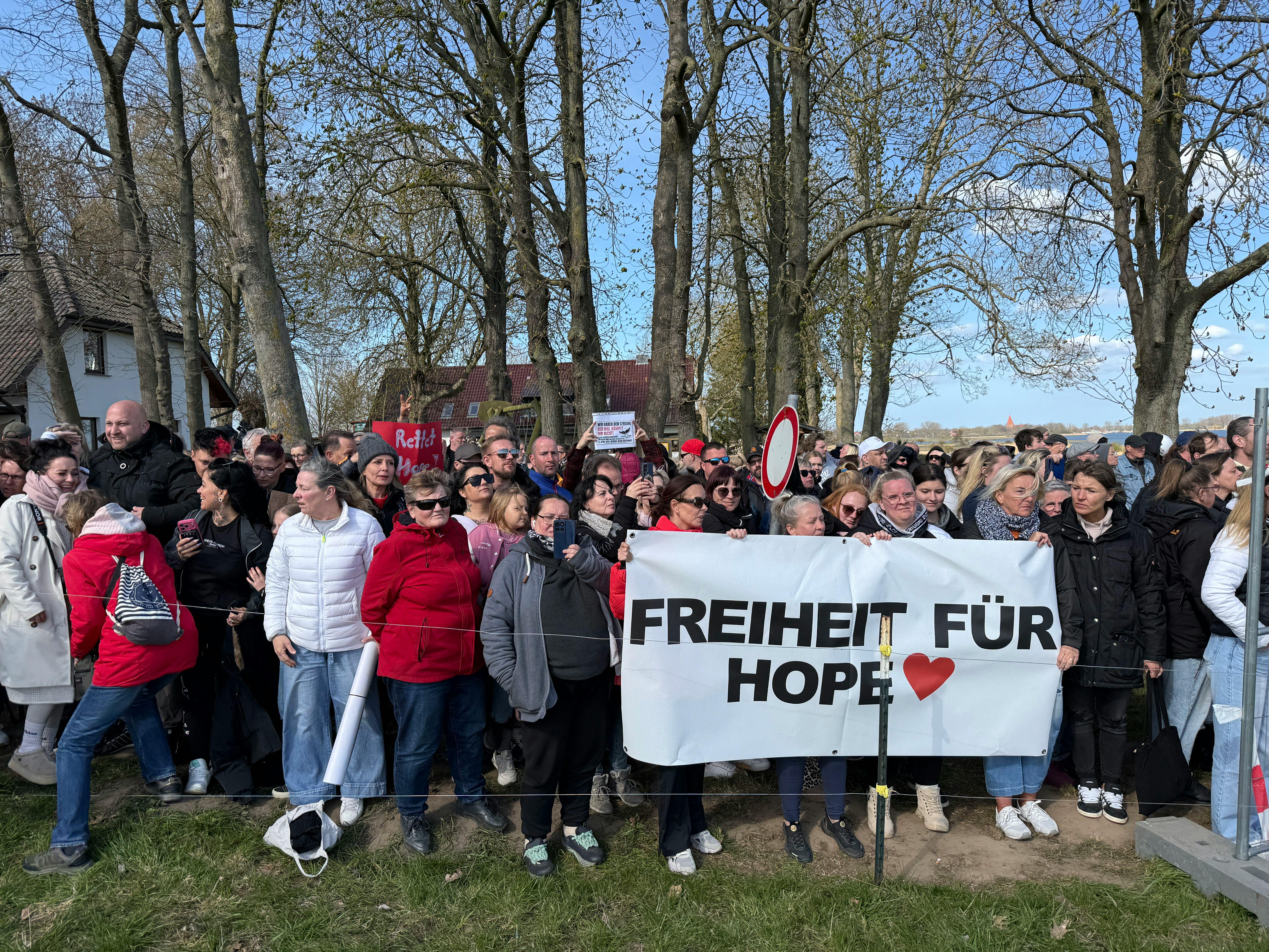 Mehrere Hundert Demonstranten an der Polizeiabsperrung