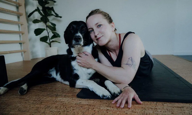 Nici auf der Yogamatte mit ihrem Hund