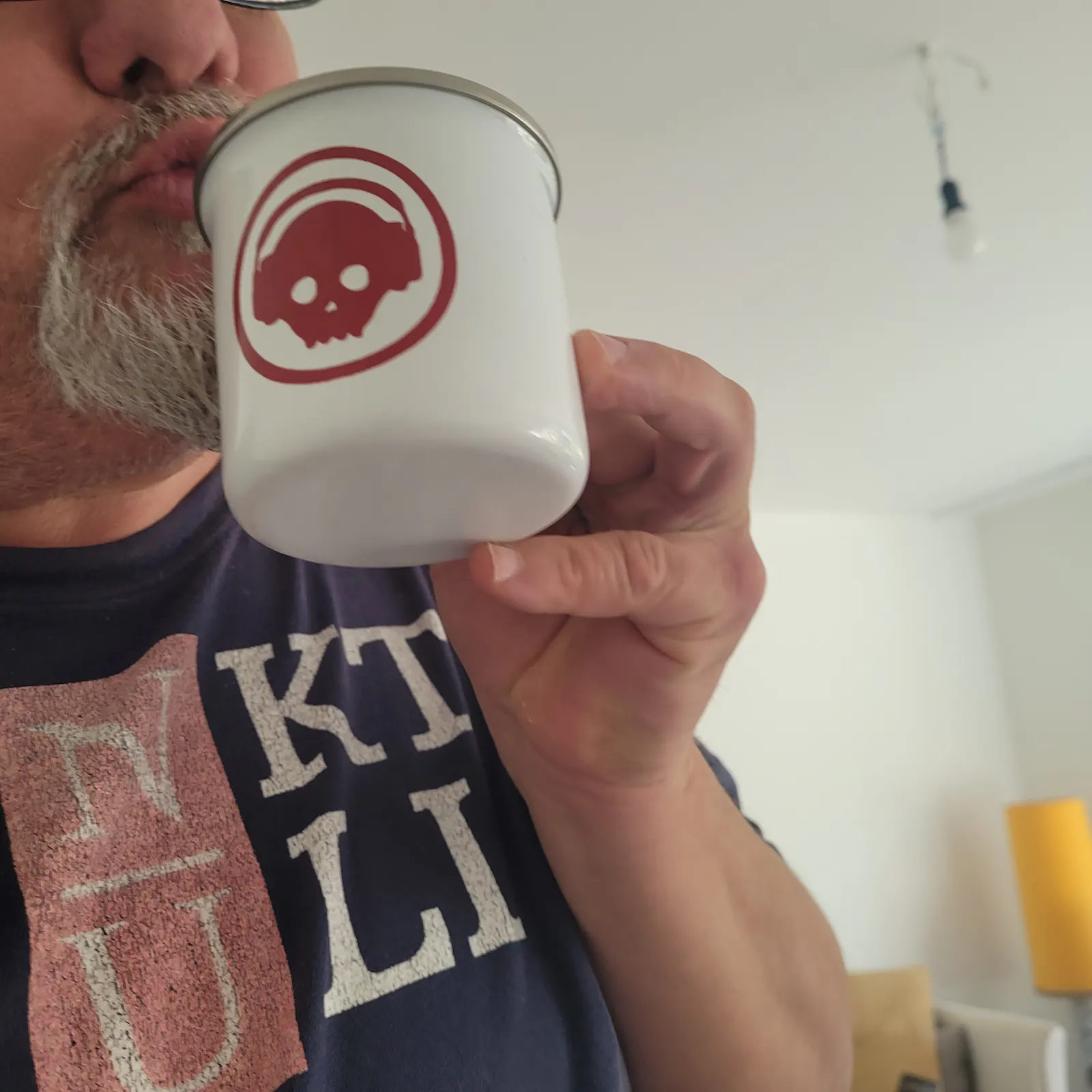 Erik trinkt Kaffe