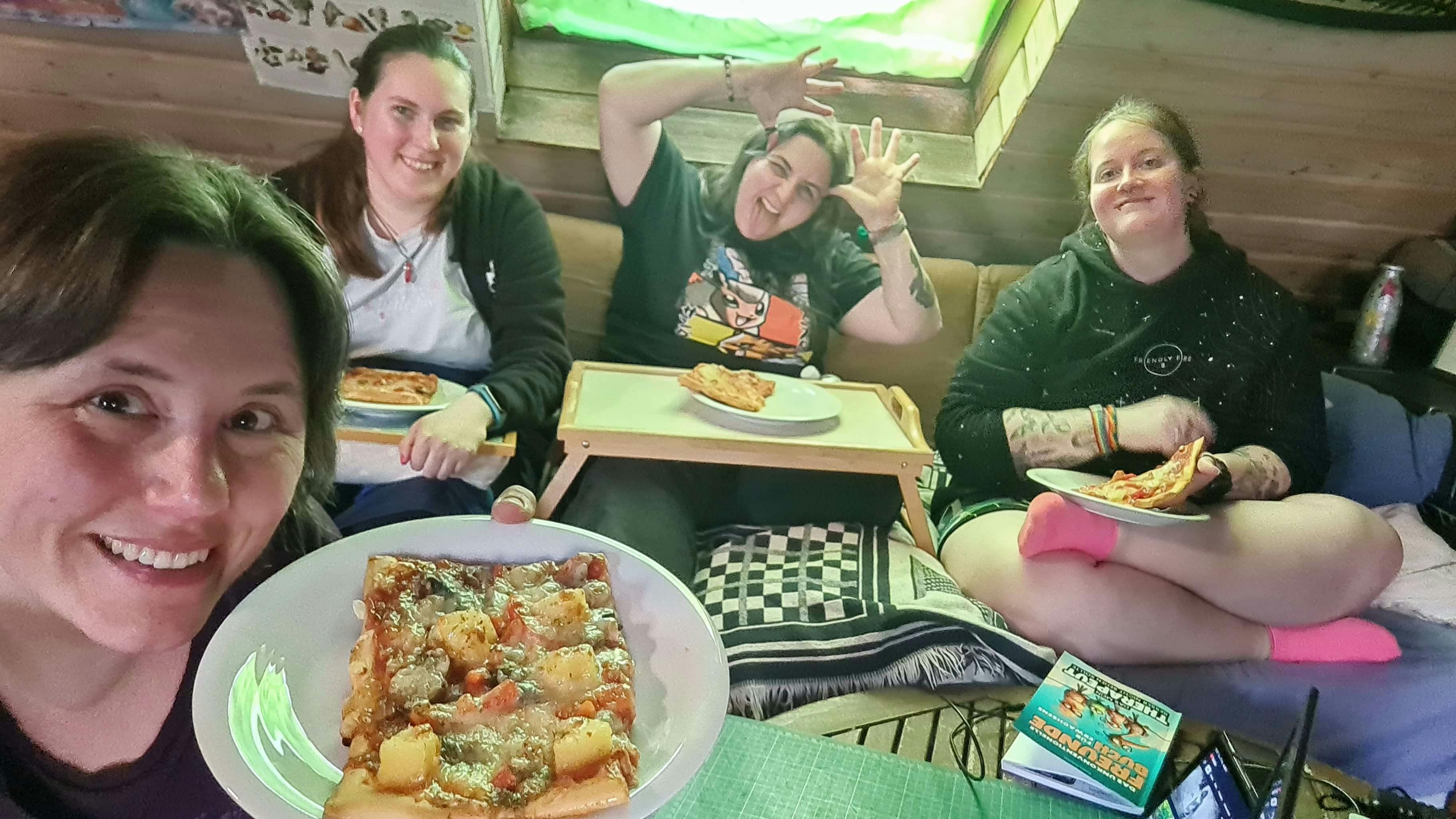 Man sieht Judith und drei weitere Diceys, die gemeinsam Pizza essen und sich auf die neue Folge der Dice Actors freuen.