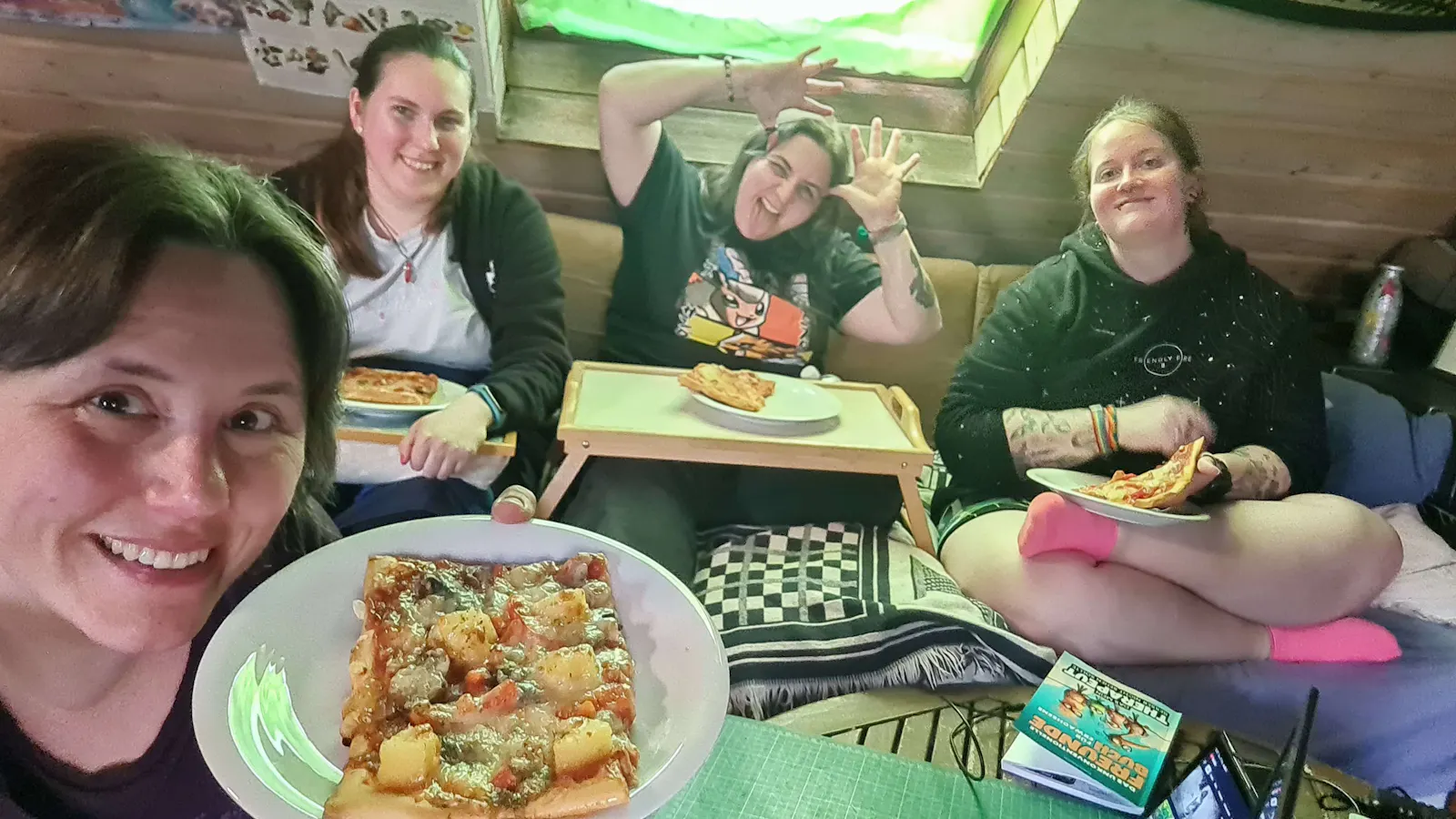 Man sieht Judith und drei weitere Diceys, die gemeinsam Pizza essen und sich auf die neue Folge der Dice Actors freuen.