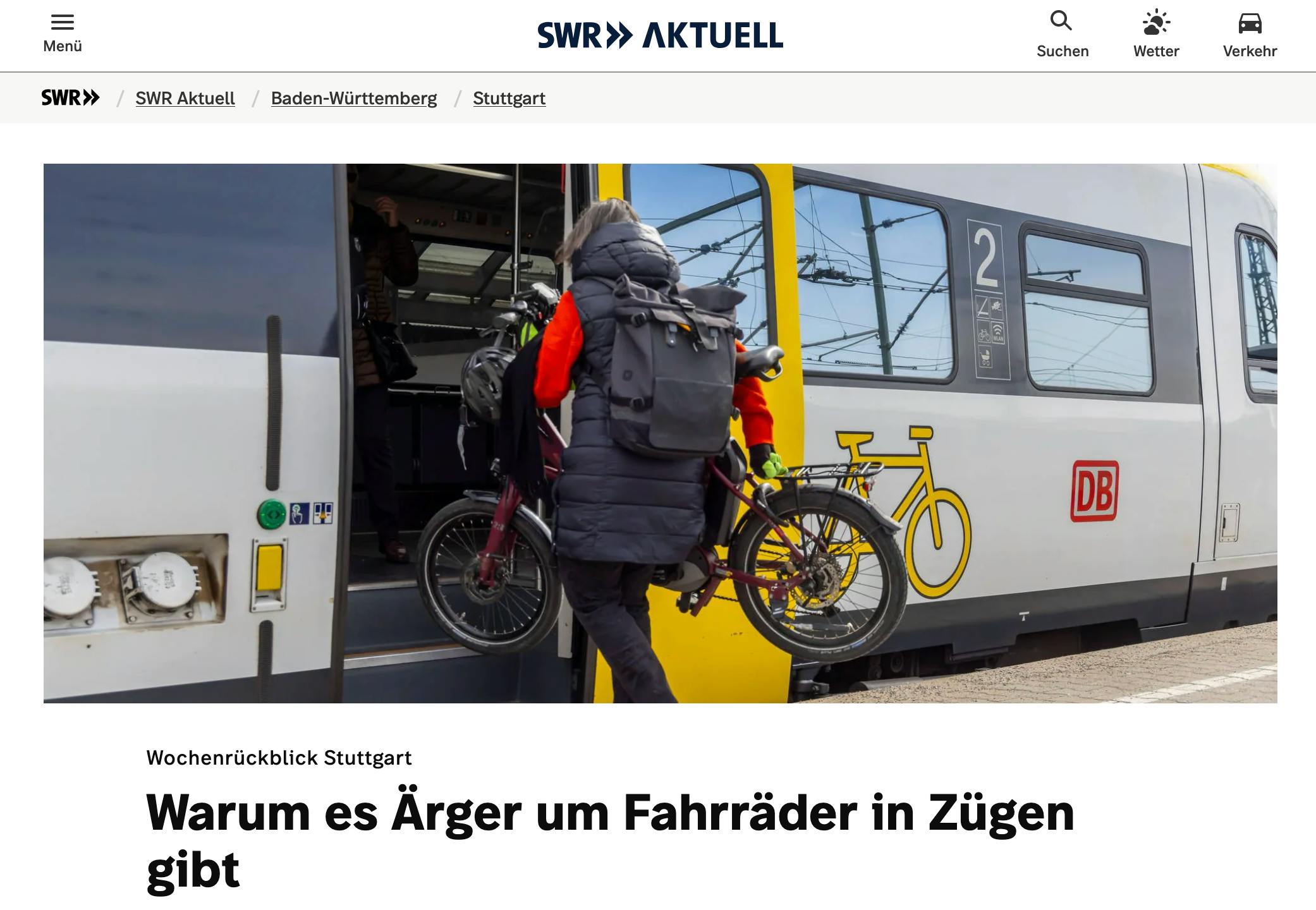 Screenshot. Text: 

Wochenrückblick Stuttgart
Warum es Ärger um Fahrräder in Zügen gibt. Foto einer Person, die mit einem Fahrrad einsteigt in einen Zug.