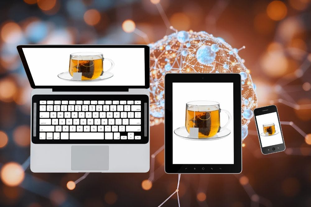 Un ordinateur portable, une tablette et un téléphone cellulaire affichent chacun une image d'une tasse de thé en verre avec un sachet de thé en infusion. Un cerveau d'intelligence artificielle entouré de flux de données numériques apparaît en arrière-plan.
