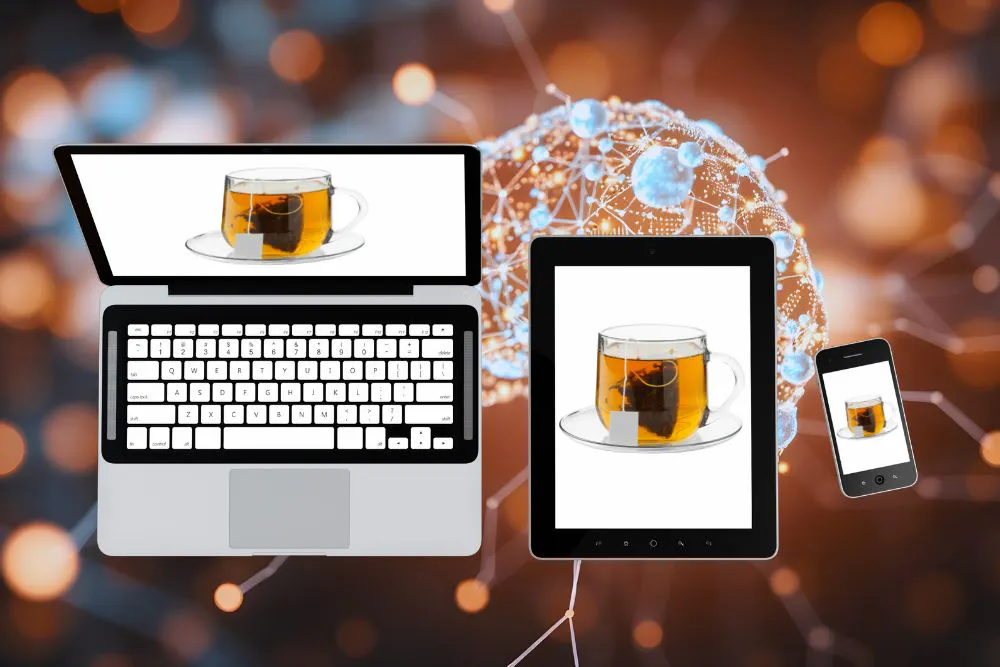 Un ordinateur portable, une tablette et un téléphone cellulaire affichent chacun une image d'une tasse de thé en verre avec un sachet de thé en infusion. Un cerveau d'intelligence artificielle entouré de flux de données numériques apparaît en arrière-plan.