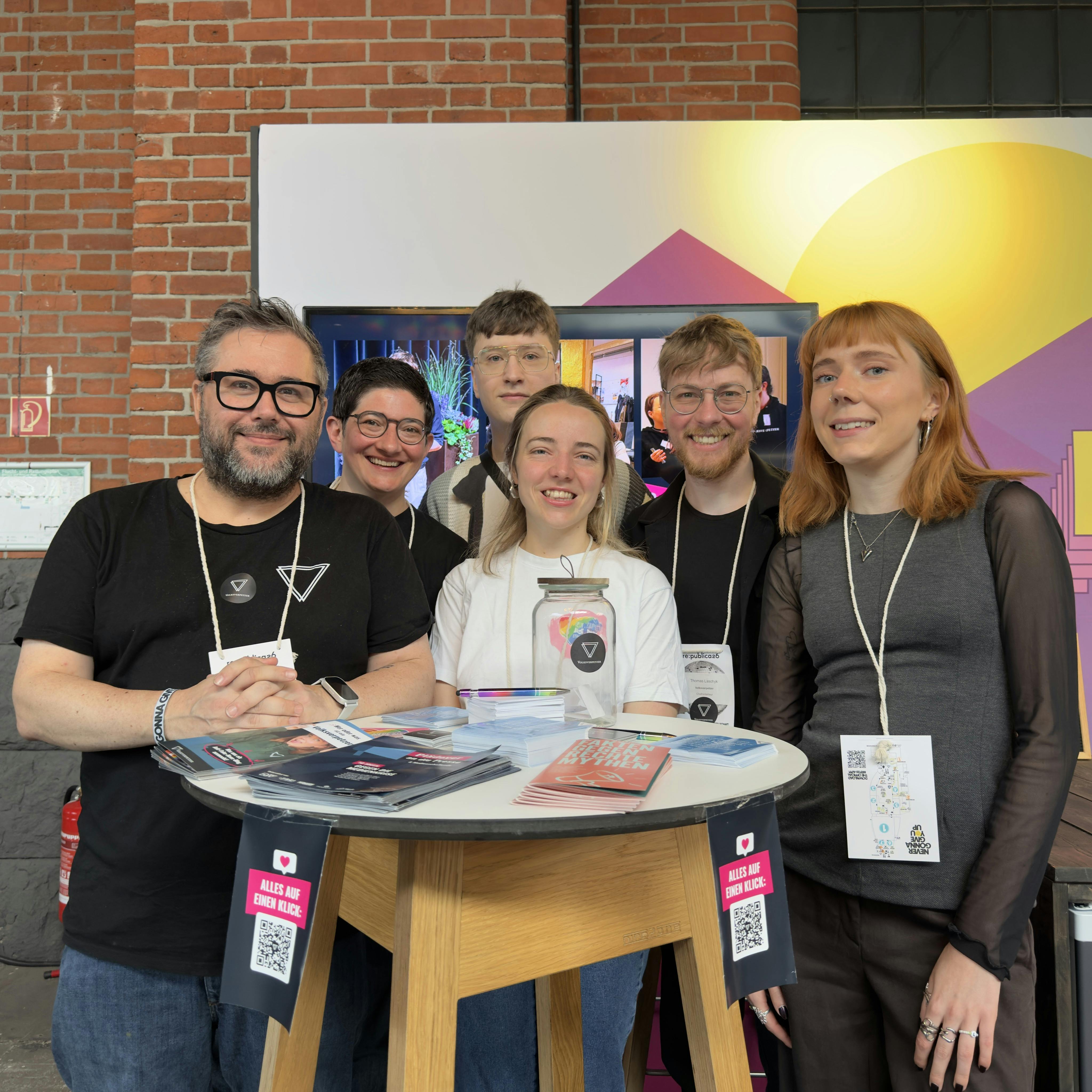 Teamfoto auf der Re:publica Konferenz am Volksverpetzer Stand