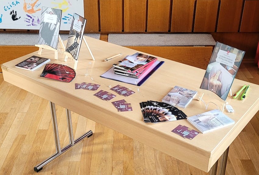 Tisch mit Büchern, Buchkarten und Lesezeichen von Christine Piontek bei einer Lesung zu "17 Jahre Demenz – So long, liebe Mama" im November 2025