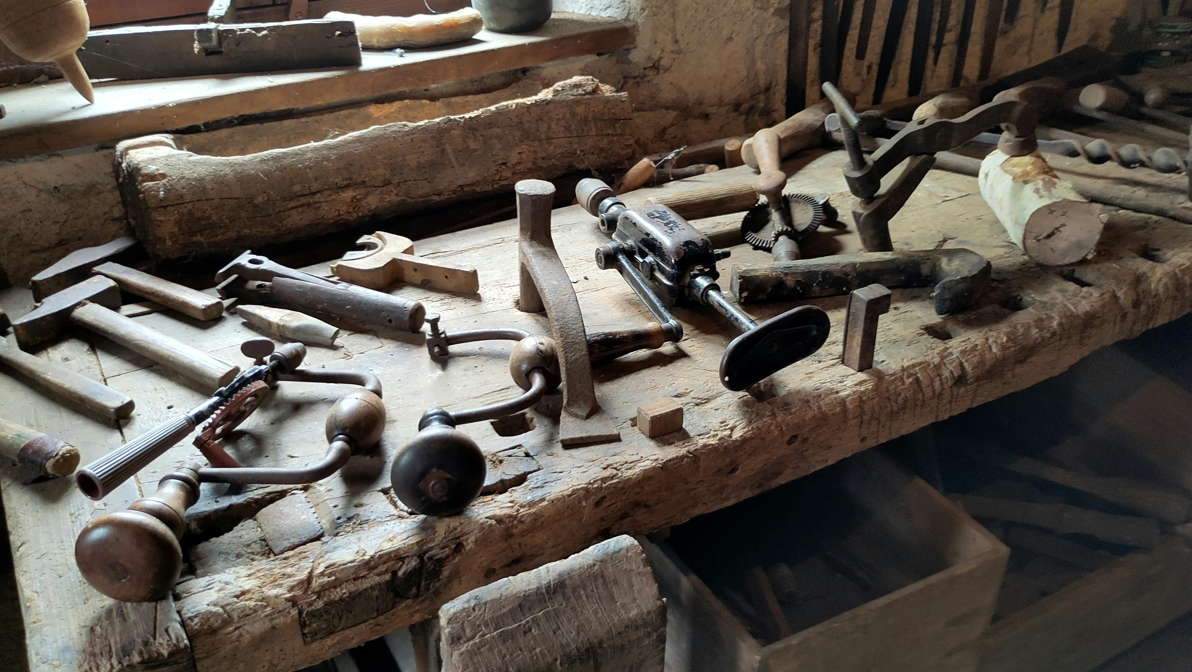 Ecomuseo della Valle Elvo, Bagneri- Banco da falegname con esposti alcuni degli attrezzi tradizionali della lavoraizone del legno.