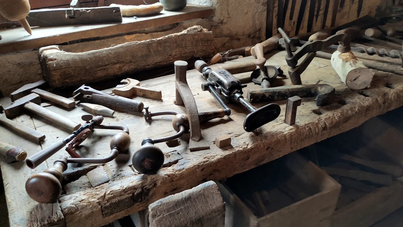Ecomuseo della Valle Elvo, Bagneri- Banco da falegname con esposti alcuni degli attrezzi tradizionali della lavoraizone del legno.