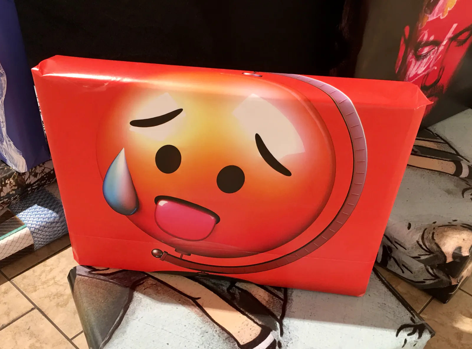 Geschenkverpackung „schwitzendes Emoji als Globus“