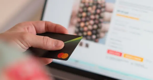 So erkennst du betrügerische Online-Shops: 10 Tipps für sicheres Einkaufen / Bild: Canva