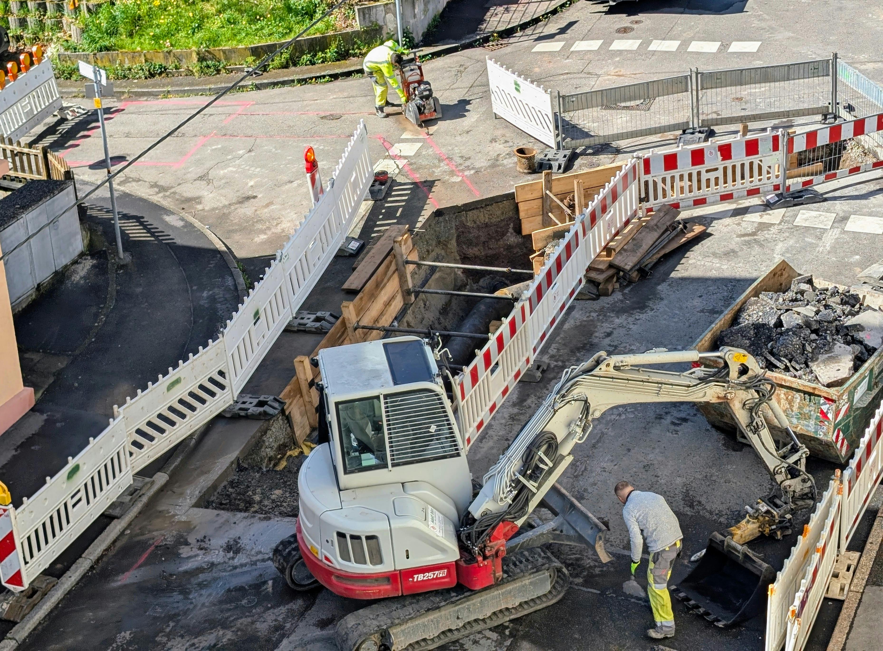 Die Baugrube in der Schurwaldstraße wird immer größer. Foto: Jürgen Brand