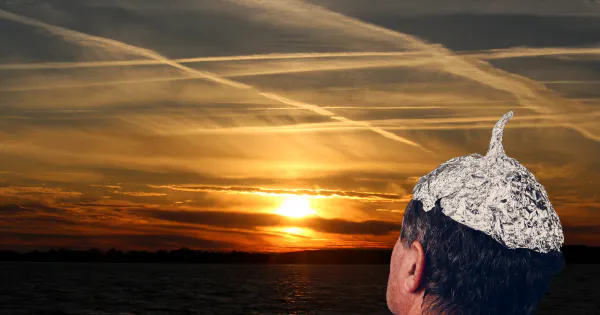 Mann mit Alu-Hut betrachtet Kondensstreifen im Sonnenuntergang / Bild: Canva