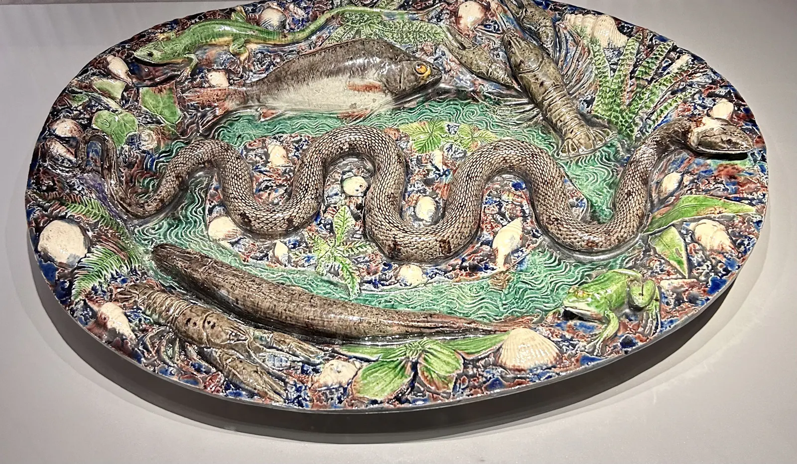 Keramikteller mit naturalistischem Schlangenrelief