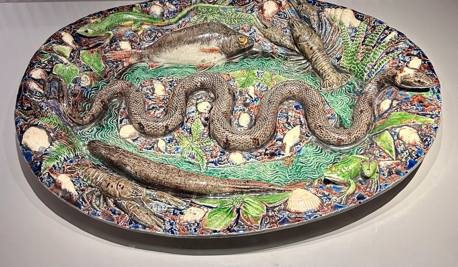 Keramikteller mit naturalistischem Schlangenrelief
