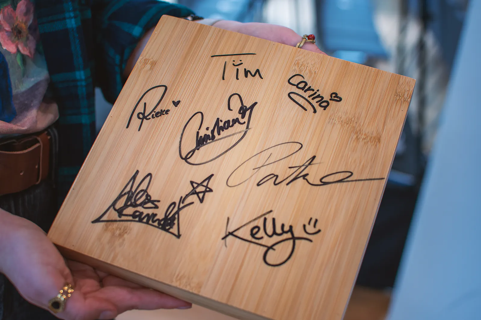 Die hölzerne RĂŒckseite eines Dice Trays, signiert von den Dice Actors.