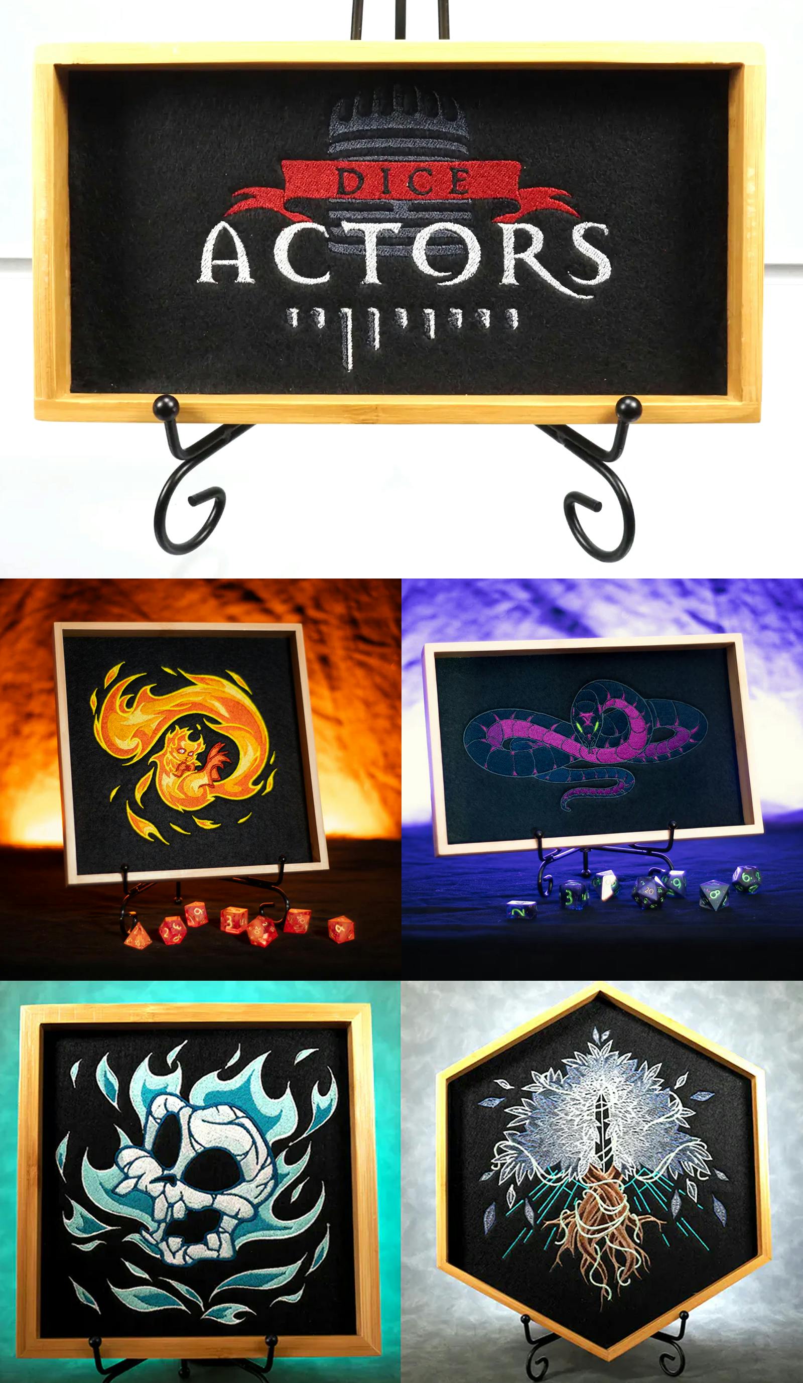 5 Bilder.

Bild 1: Dice Actors Dice Tray - Farbiges Logo auf schwarzem Stoff.

Bild 2: Fridolin Dice Tray - Mit dem quirligen Feuer-Hörnchen

Bild 3: Verhüllte Schlange Dice Tray - Mit der bösen Entität, die sich im Motiv in ihrer violetten Haut und mit grünen Augen windet

Bild 4: Gynther Dice Tray - Der sprechende Prachtschädel guckt so freundlich, wie man ohne Augen eben gucken kann... dynamisch mit blauen Flammen in Szene gesetzt.

Bild 5: Silberbaum Dice Tray - Der majestätische Baum mit seinem leuchtenden Antlitz, in einem sechseckigen Tray.