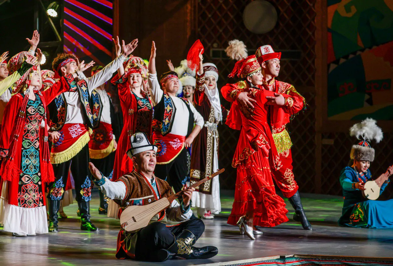 In Artux, einer Stadt im Westen Chinas, wird das Manas-Epos auf die Bühne gebracht.