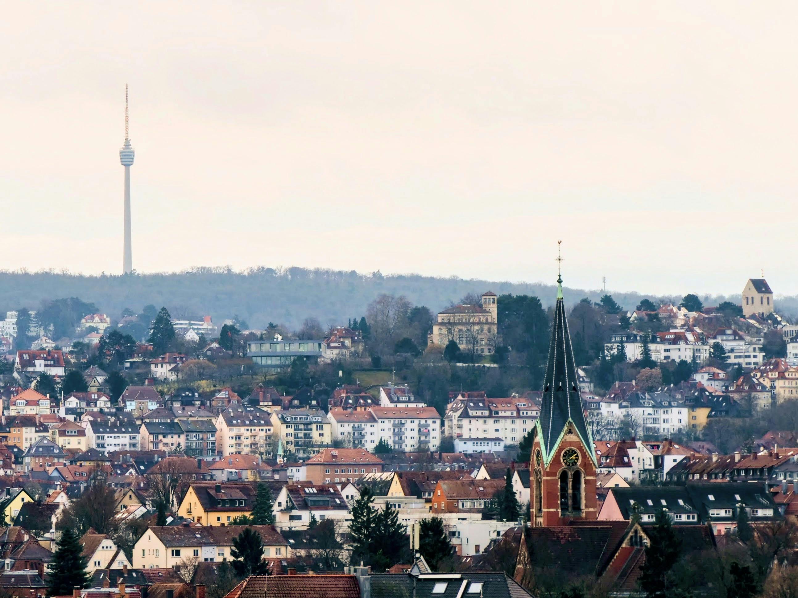 Blick über Stuttgart-Ost zur Bosch-Villa und zum Fernsehturm: Im Innenstadtvergleich sind die Mieten im Osten oft noch günstig, aber auch hier steigen sie. Foto: Jürgen Brand
