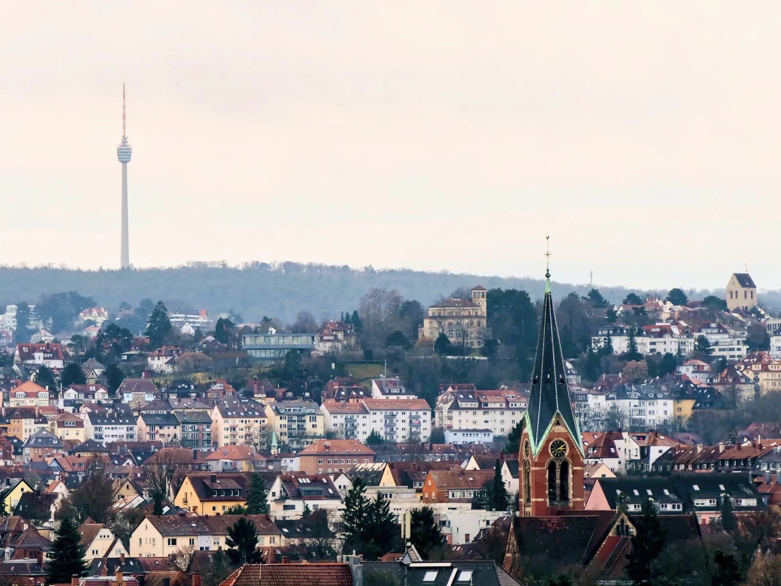 Blick über Stuttgart-Ost zur Bosch-Villa und zum Fernsehturm: Im Innenstadtvergleich sind die Mieten im Osten oft noch günstig, aber auch hier steigen sie. Foto: Jürgen Brand