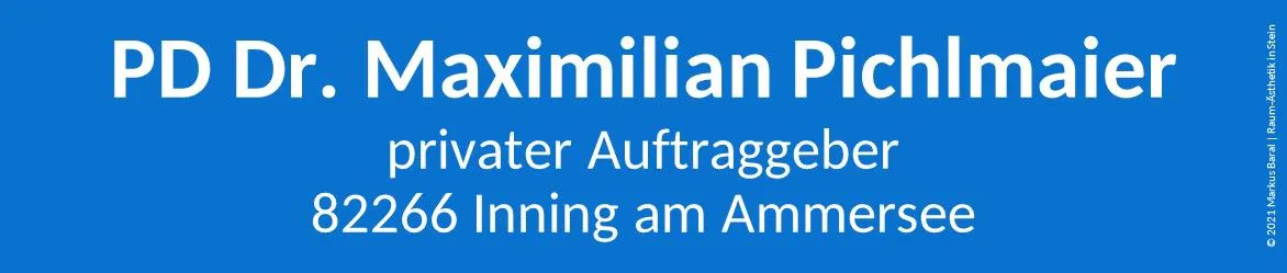 Weiße Schrift auf blauem Grund: Privater Auftraggeber aus Inning am Ammersee.